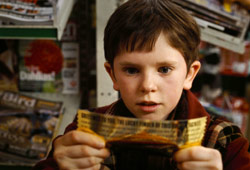 Freddie Highmore in La fabbrica di cioccolato