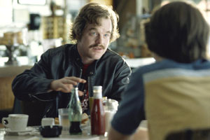 Philip Seymour Hoffman con Patrick Fugit di spalle in una scena di Quasi famosi - Almost Famous