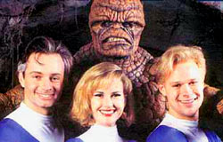 Alex Hyde-White, Rebecca Staab e Jay Underwood con alle spalle Carl Ciarfalio in un'immagine pubblicitaria di The Fantastic Four