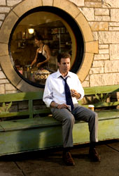 Will Ferrell con Maggie Gyllenhaal sullo sfondo in una scena di Vero come la finzione