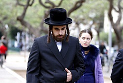 Yiftach Klein e Hadas Yaron in una scena