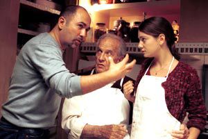Il regista Ferzan Ozpetek con Massimo Girotti e Giovanna  Mezzogiorno sul set di La finestra di fronte