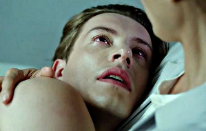 Xavier Samuel e Carrie-Ann Moss in Frankenstein