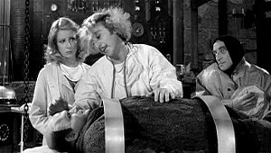 Teri Garr, Gene Wilder e Marty Feldman attorno a Peter Boyle in Frankenstein Junior