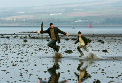 Gerard Butler e Jack McElhone in Dear Frankie