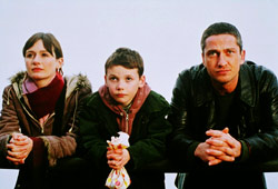 Emily Mortimer, Jack McElhone e Gerard Butler in Dear Frankie