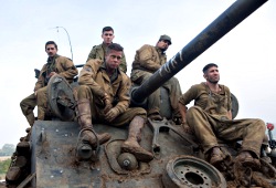 Shia LaBeouf, Logan Lerman, Brad Pitt, Michael Peña e Jon Bernthal in una scena di Fury