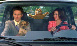 Breckin Meyer, Odie e Jennifer Love Hewitt con Garfiled passeggero clandestino