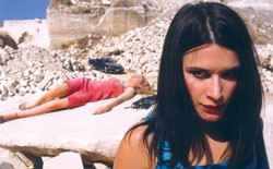 Valentina Cervi con Violante Placido sullo sfondo in una scena di L'anima gemella