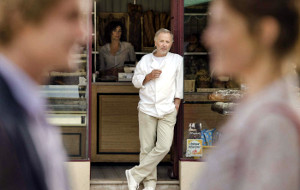 Fabrice Luchini osserva Jason Flemyng e Gemma Arterton in una scena di Gemma Bovery