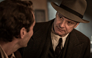 Colin Firth con Jude Law di spalle in una scena di Genius