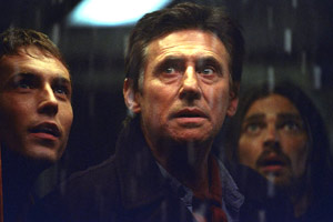 Desmond Harrington e Gabriel Byrne con Karl Urban sullo sfondo in Nave fantasma