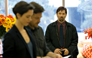 Joel Edgerton osserva Rebecca Hall e Jason Bateman in una scena di Regali da uno sconosciuto - The Gift