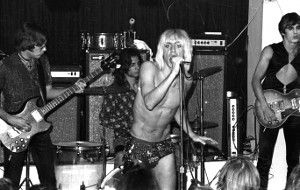 Gli Stooges in un concerto d'epoca durante una scena di Gimme Danger