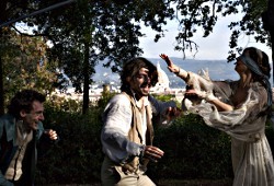 Elio Germano, Michele Riondino e Isabella Ragonese in una scena di Il giovane favoloso