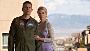 Ethan Hawke e January Jones in una scena di Good Kill