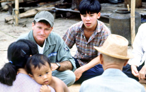 Robin Williams e Tung Thanh Tran in una scena di Good Morning Vietnam