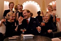 Ralph Fiennes in una scena di Grand Budapest Hotel