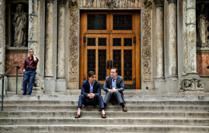  Jeremy Strong, Hamish Linklater e Rafe Spall in una scena di La grande scommessa