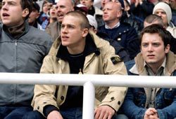 Charlie Hunnam ed Elijah Wood in una scena di Hooligans