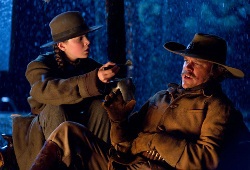 Hailee Steinfeld e Matt Damon in una scena di Il grinta