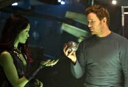 Zoe Saldana e Chris Pratt con il manufatto alieno in Guardiani della Galassia