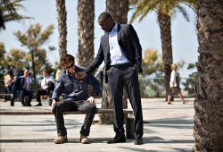 Sean Penn e Idris Elba in The Gunman