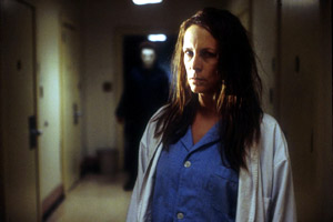 Jamie-Lee Curtis con Brad Loree sullo sfondo in una scena di Halloween - La resurrezione