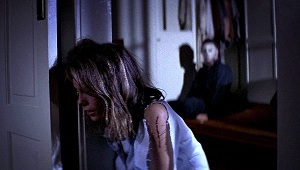 Jamie Lee Curtis con Nick Castle sullo sfondo in Halloween - La notte delle streghe