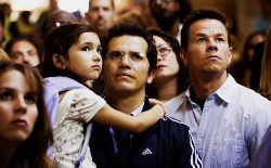 Ashlyn Sanchez, John Leguizamo e Mark Wahlberg in E venne il giorno