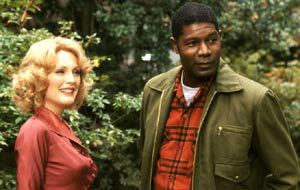 Julianne Moore e Dennis Haysbert in Lontano dal Paradiso