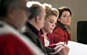 Sidse Babett Knudsen osserva Fabrice Luchini con Sophie-Marie Larrouy in una scena di La corte