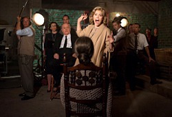 Toni Collette, Anthony Hopkins e Jessica Biel in una scena