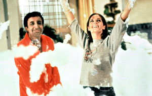 Peter Sellers e Claudine Longet in una scena di Hollywood Party