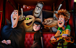 Dracula, Mavis e Johnny con alle spalle Murray, Griffin, Frank e Wayne in Hotel Transylvania 2