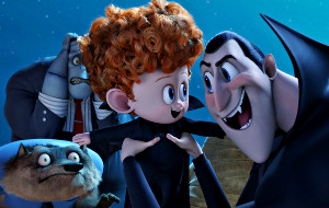 Dennis e Dracula sotto lo sguardo terrorizzato di Wayne e Frank in una scena di Hotel Transylvania 2