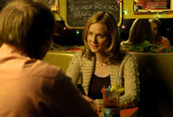 Laura Linney con Mark Webber di spalle