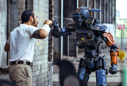 Jose Pablo Cantillo e Chappie in Humandroid