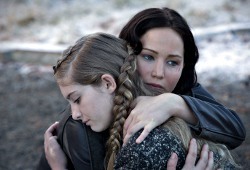 Willow Shields e Jennifer Lawrence in Hunger Games - La ragazza di fuoco