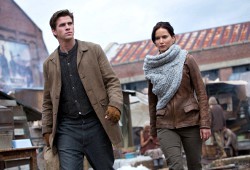 Liam Hemsworth e Jennifer Lawrence in Hunger Games - La ragazza di fuoco