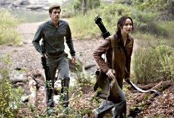 Liam Hemswort e Jennifer Lawrence in Hunger Games - Il canto della rivolta parte 1