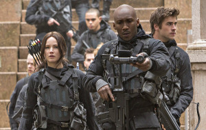Mahershala Ali precede Jennifer Lawrence e Liam Hemsworth in una scena di Hunger Games - Il canto della rivolta parte 2
