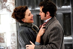 Maggie Gyllenhaal e Hugh Dancy in Hysteria