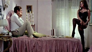 Marcello Mastroianni e Sophia Loren nell'episodio di Ieri oggi domani Mara