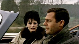 Marcello Mastroianni e Sophia Loren nell'episodio di Ieri oggi domani Anna