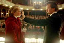 Jessica Biel e Edward Norton in The Illusionist