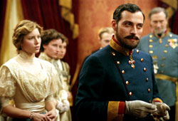 Jessica Biel e Rufus Sewell in The Illusionist