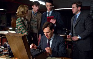 Keira Knightley, Matthew Beard, Matthew Goode e Allen Leech alle spalle di Benedict Cumberbatch in una scena di The Imitation Game