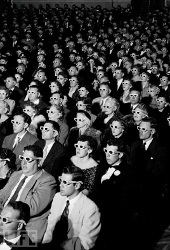 Gli spettatori di un film tridimensionale negli anni 50
