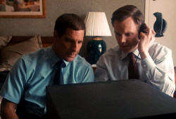 Scott Bakula e Joel McHale in The Informant!